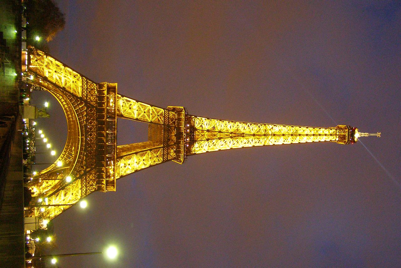 La Torre Eiffel es una estructura diseñada por el Gustave Eiffel