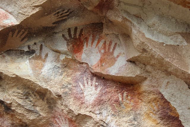 Rupestre, montaña, cueva Pintura rupestre de manos