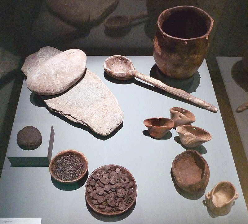 Nuevos utensilios en el Neolítico Piedra de molino y otros utensilios nuevos del Neolítico