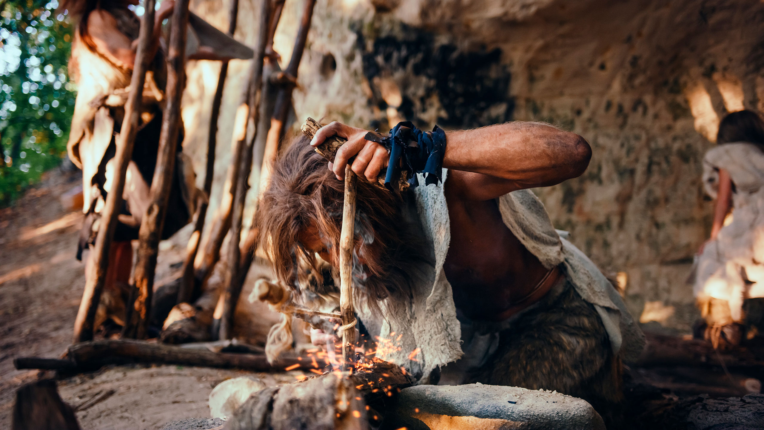 Fotografía de un hombre de la Prehistoria trabajando el fuego