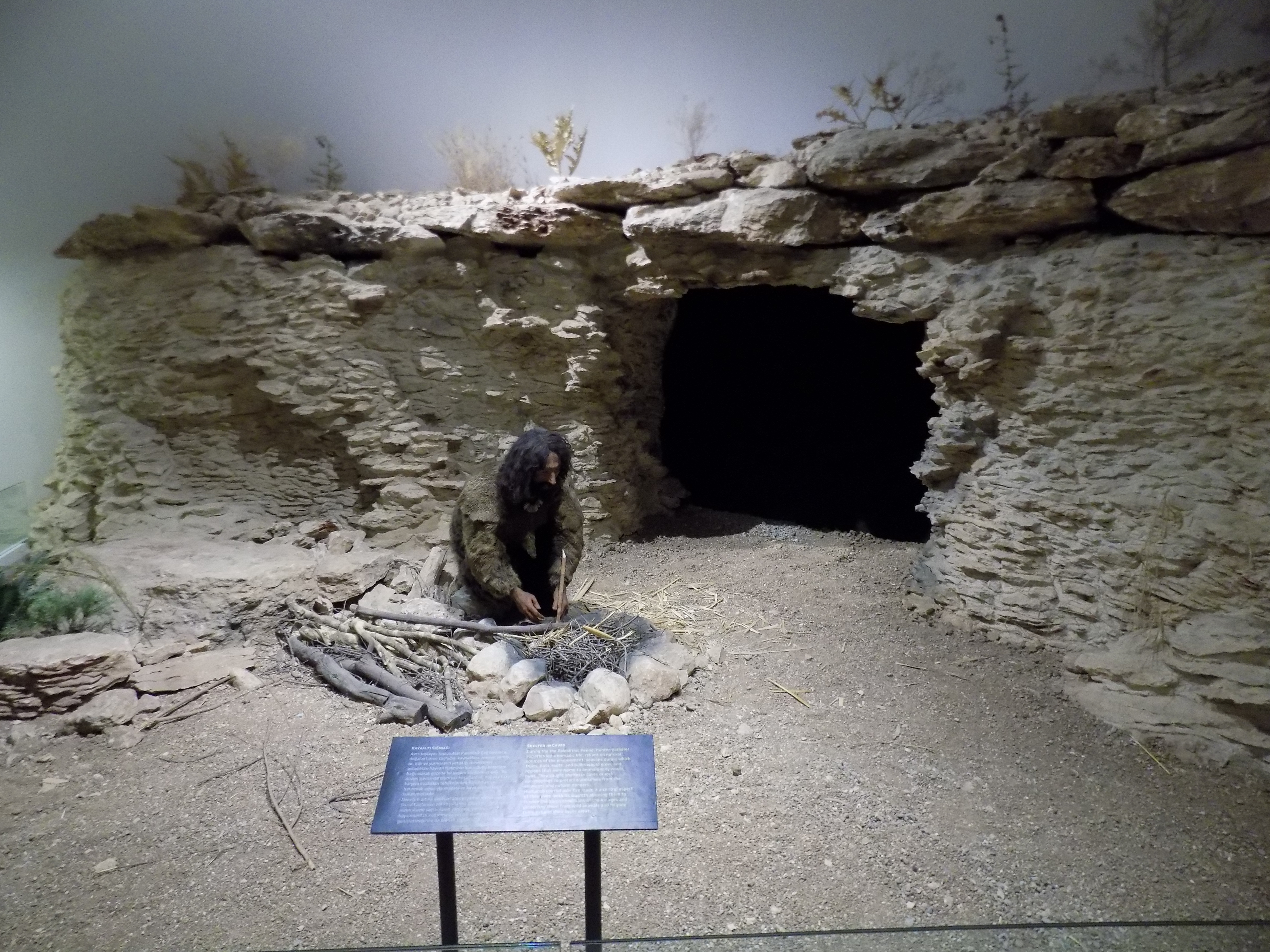 Escena hábitat paleolítica en una cueva