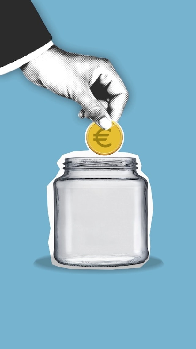 Se observa una mano echando una moneda en un bote.