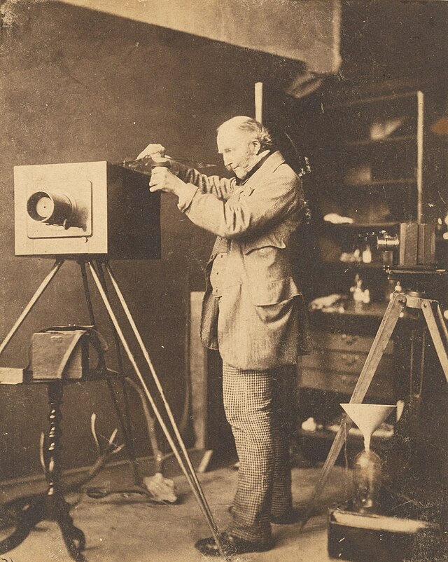 Self-portrait preparing a Collodion plate Fotógrafo antiguo