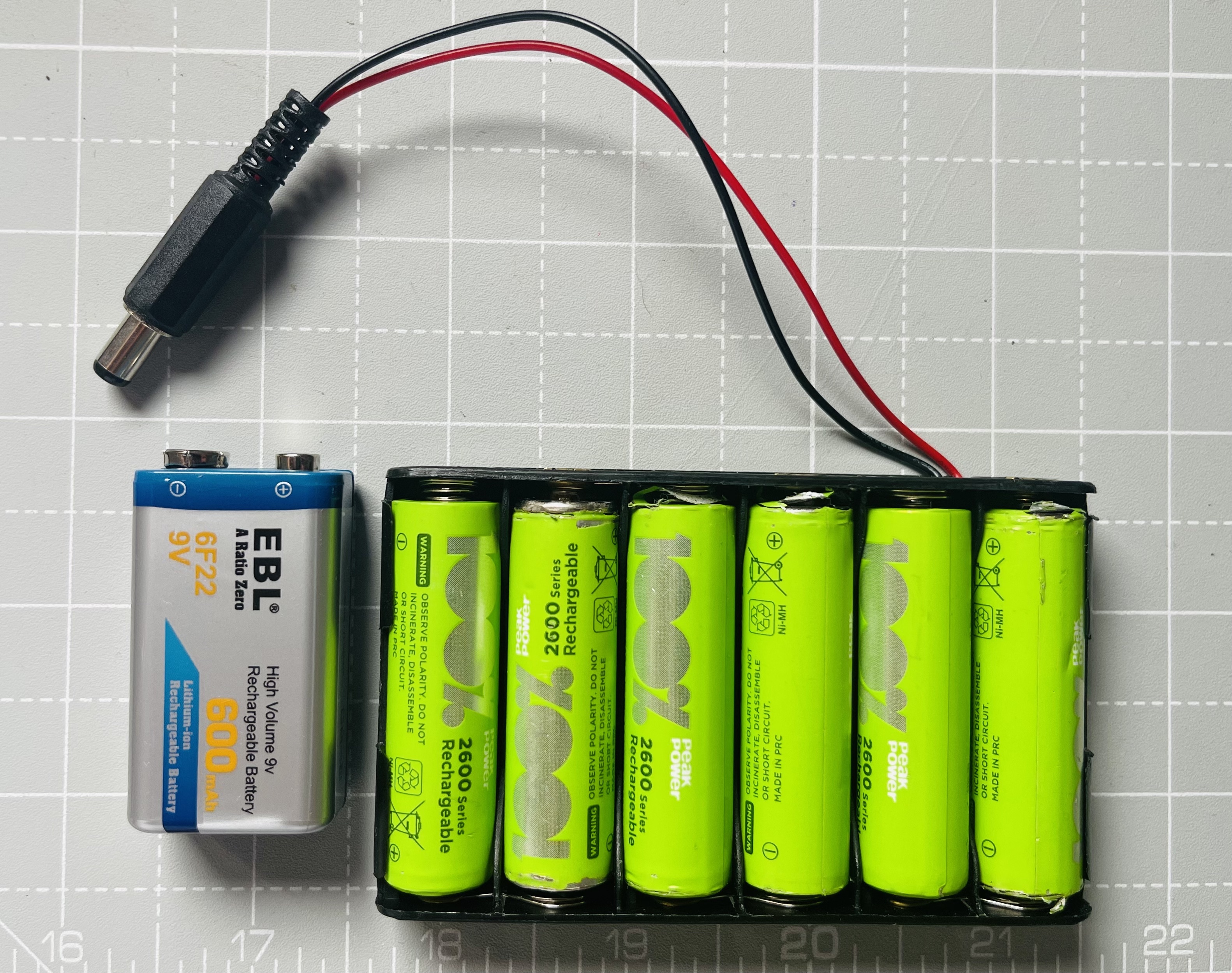 Imagen de los tipos de pilas con las que podemos cargar la placa de expansión para Micro:bit