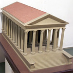 Muestra una imagen de un edificio