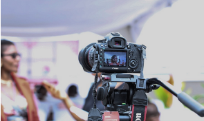 Se muestra una imagen de un robot youtuber