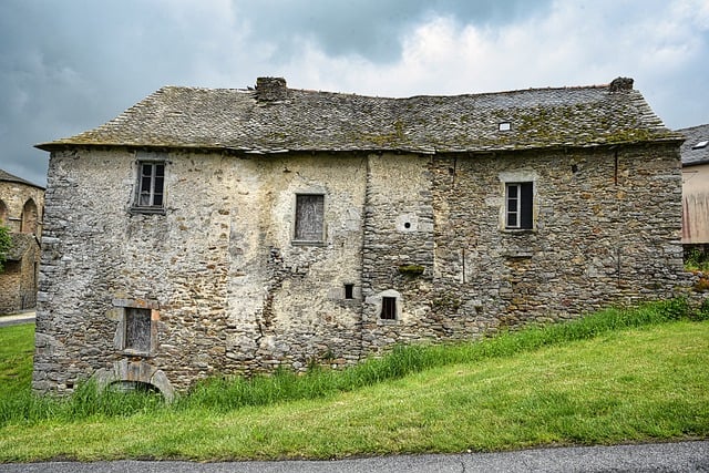 Imagen de Casa, Viejo y Techo Casa antigua hecha de piedra.