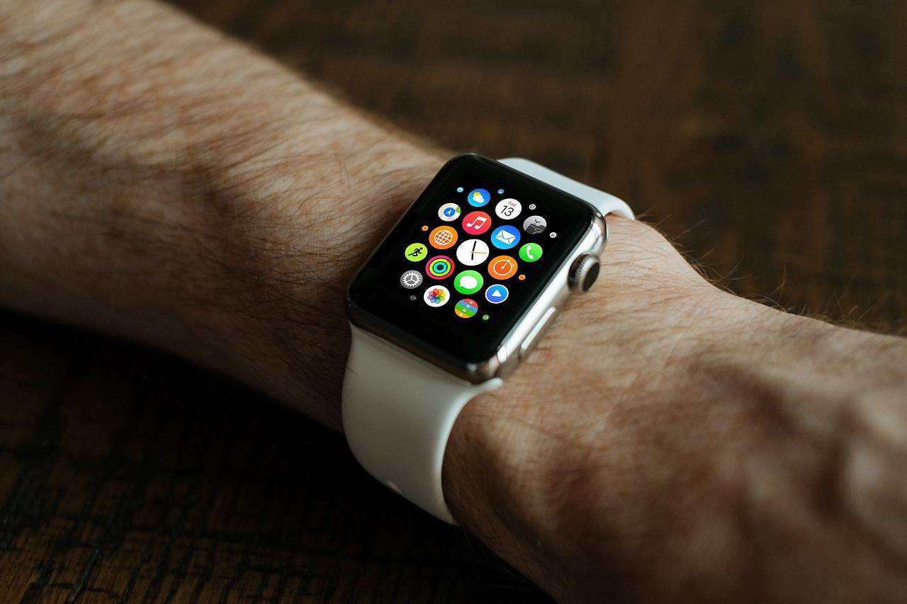 La imagen muestra un reloj inteligente de muñeca con varias aplicaciones Web