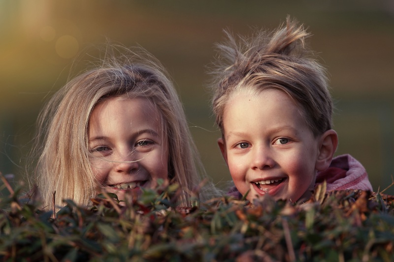 la imagen muestra  una niña y un niño