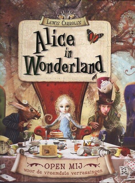 En la imagen puedes ver la portada del cuento de Alicia en el país de las maravillas. Se puede ver a Alicia en la parte central rodeada de algunos de los personajes que intervienen en la historia