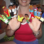 En la imagen puedes ver una chica que muestra sus dos manos con marionetas de personajes de cuentos
