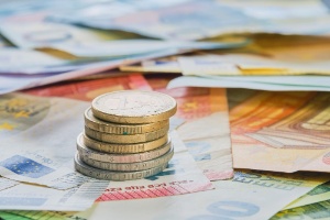 Monedas en euros apiladas Dinero