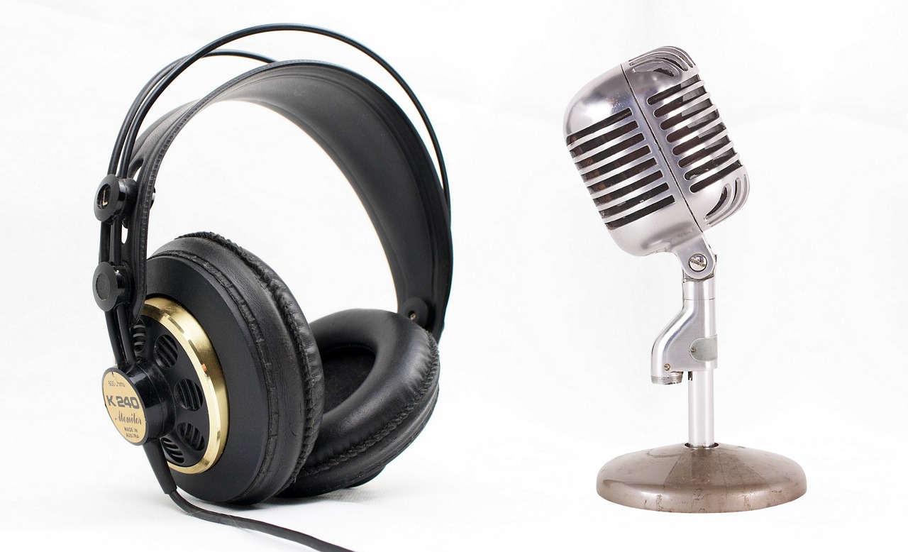 podcast-headset-microphone-radio