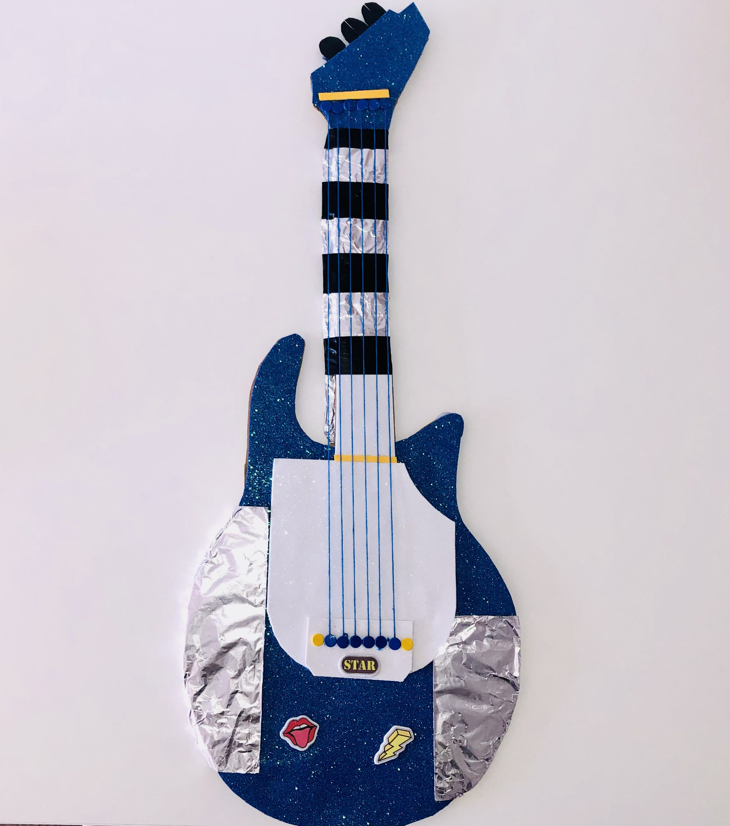 Guitarra azul de cartón y goma EVA