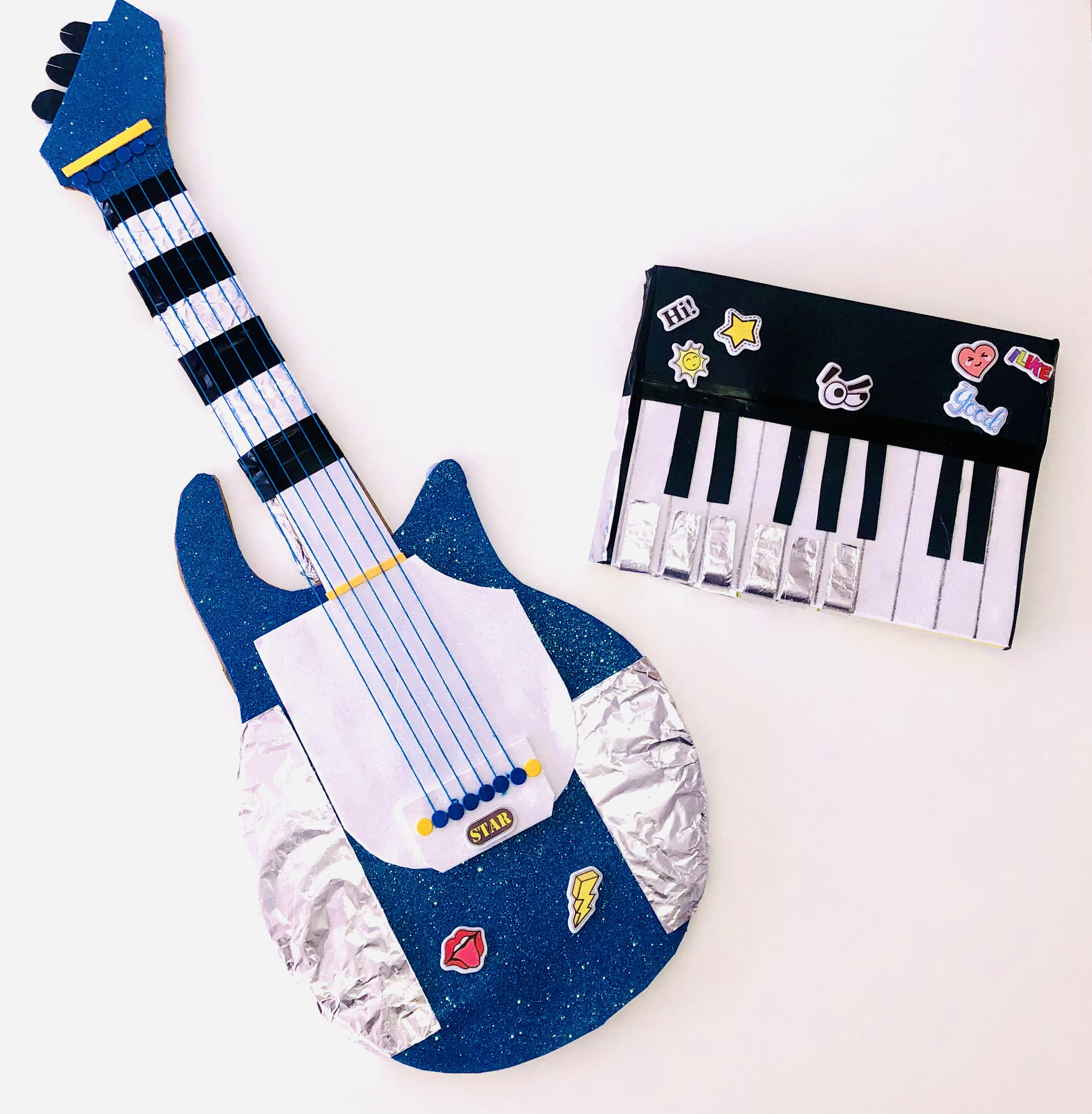 Piano y guitarra de cartón y goma EVA