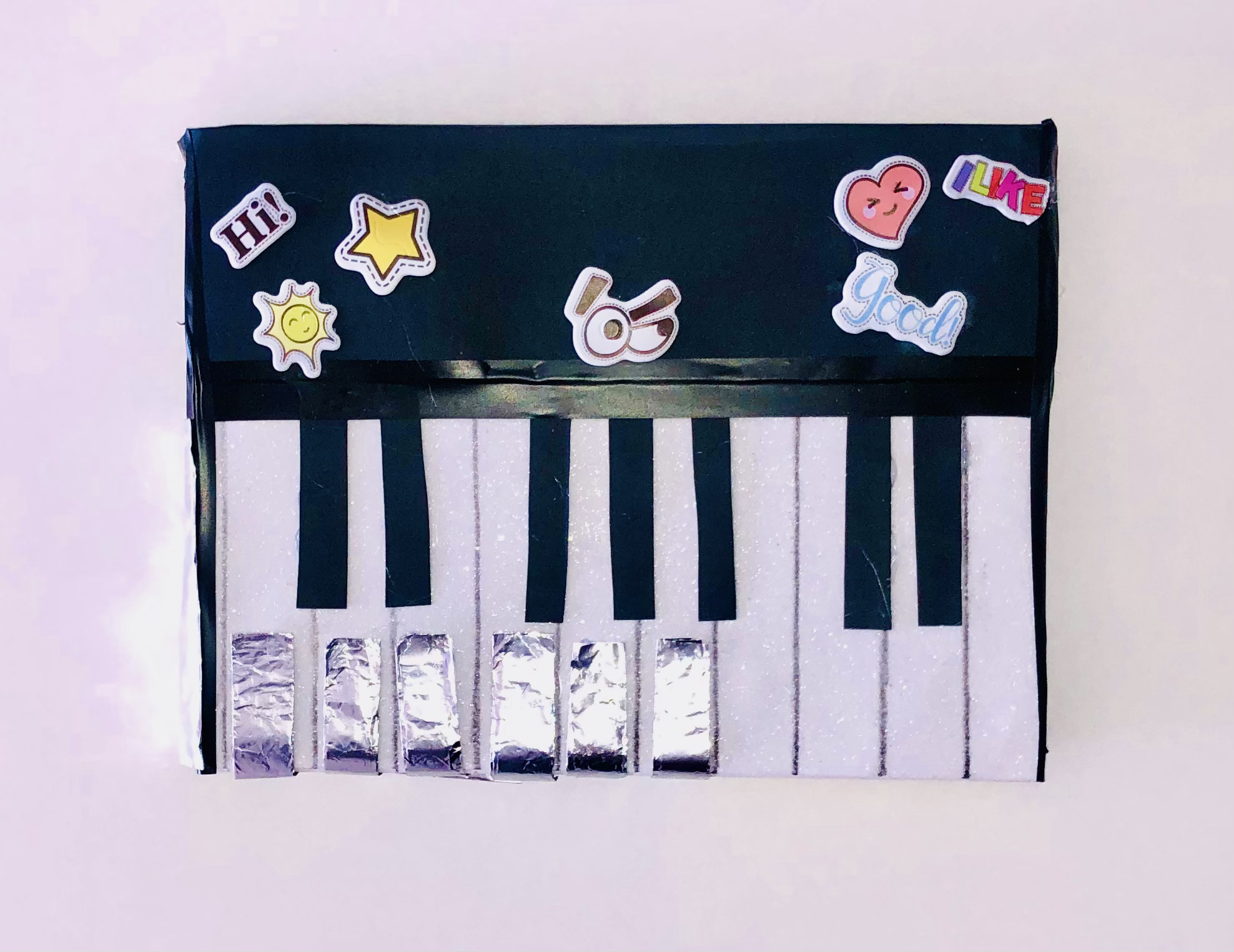 Piano de cartón y goma EVA