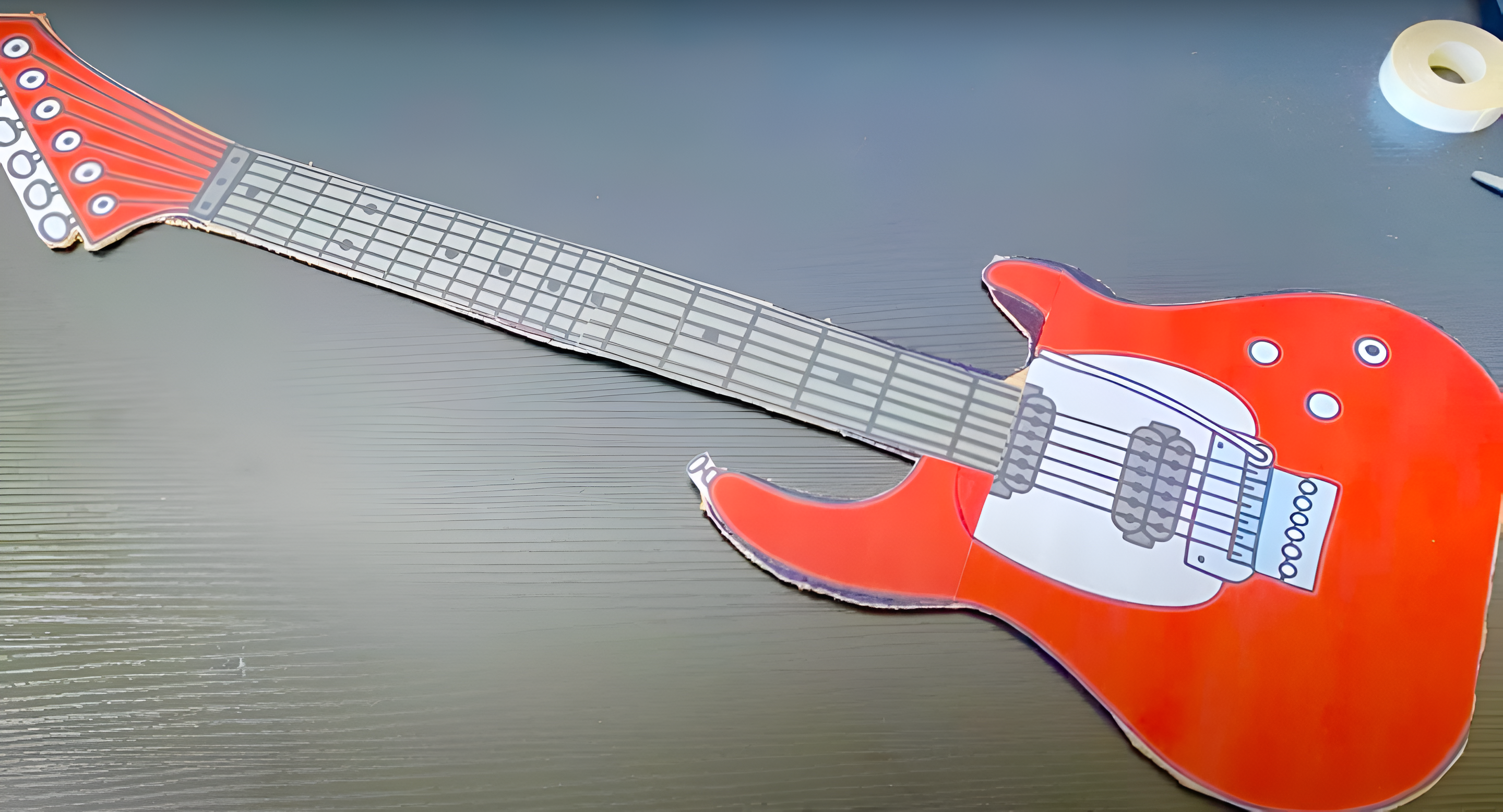 Guitarra de cartón roja