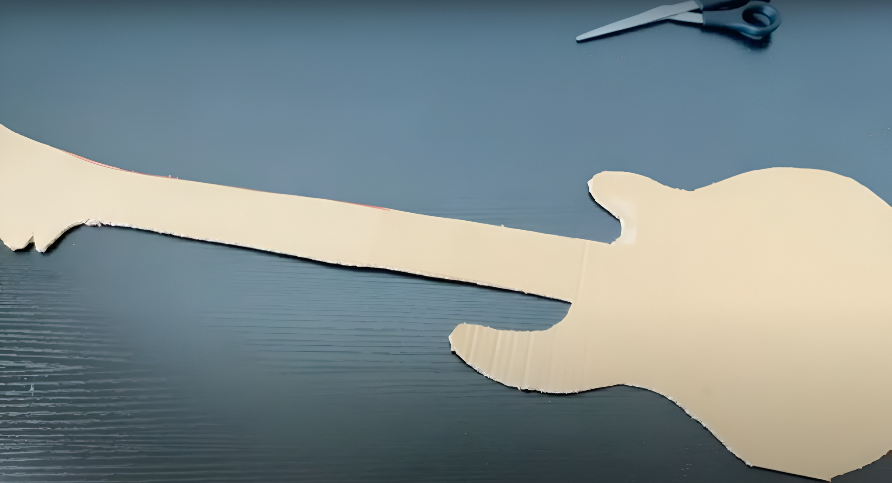 Guitarra de cartón recortada
