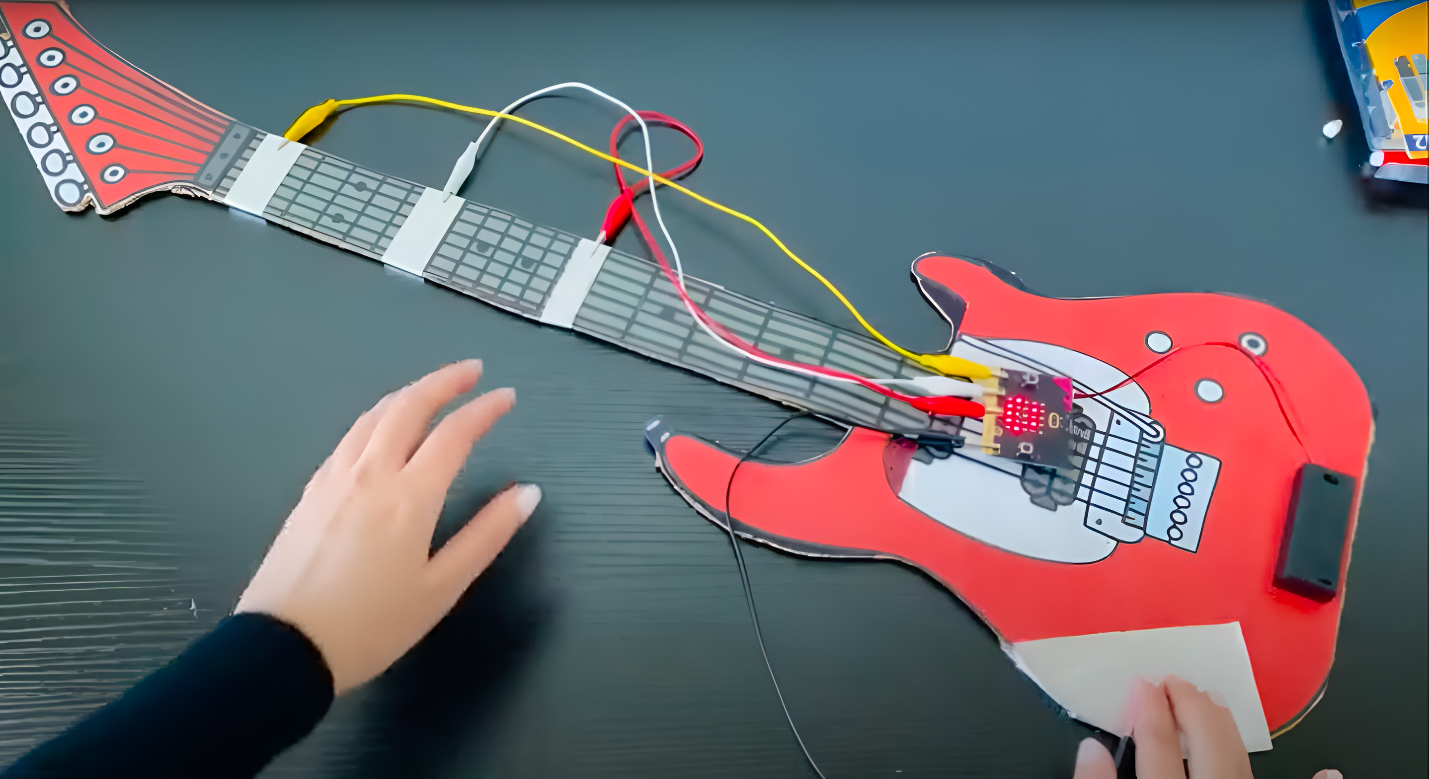 Guitarra de cartón conectada a placa micro:bit