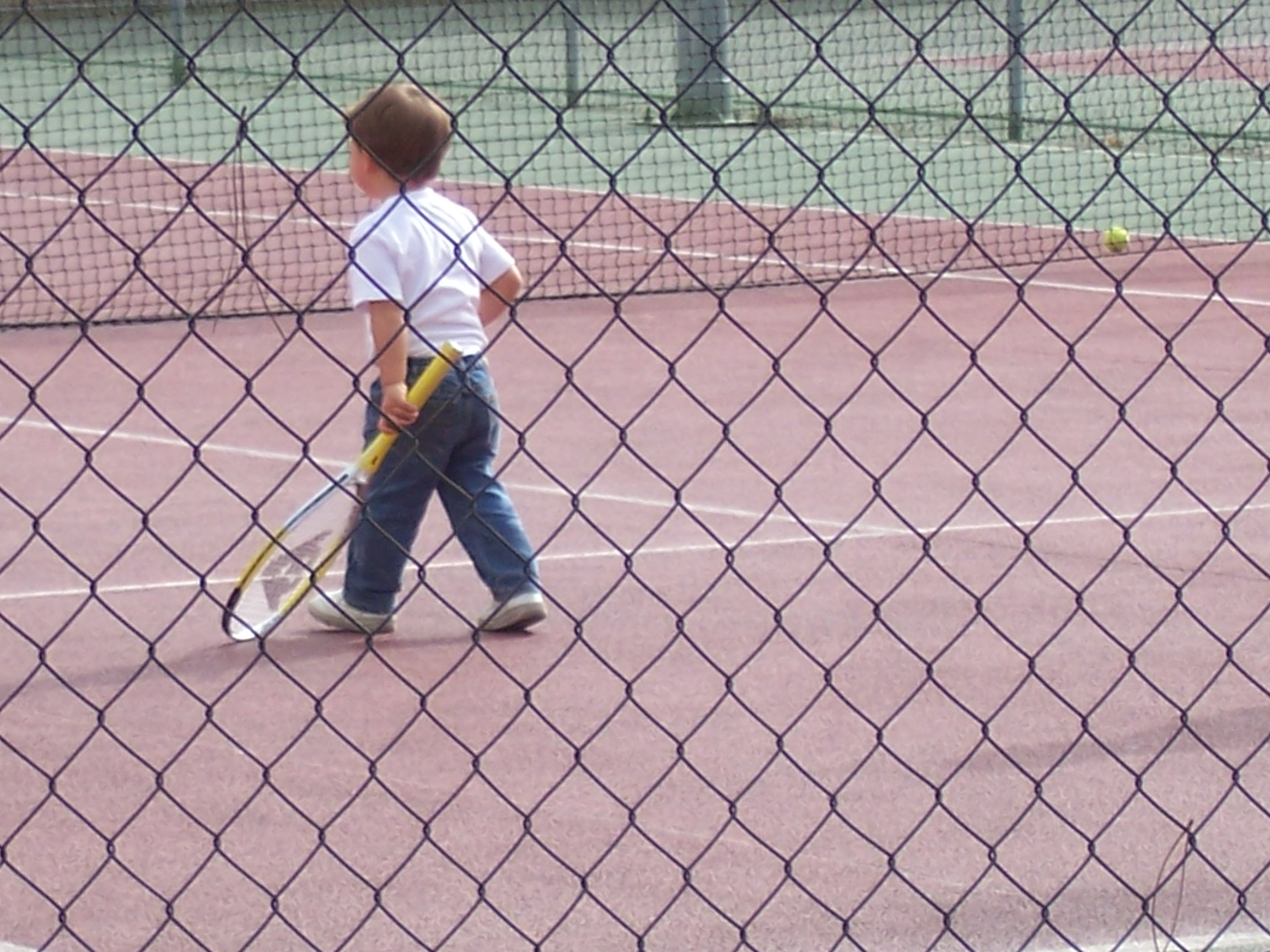 Niño jugando al tenis