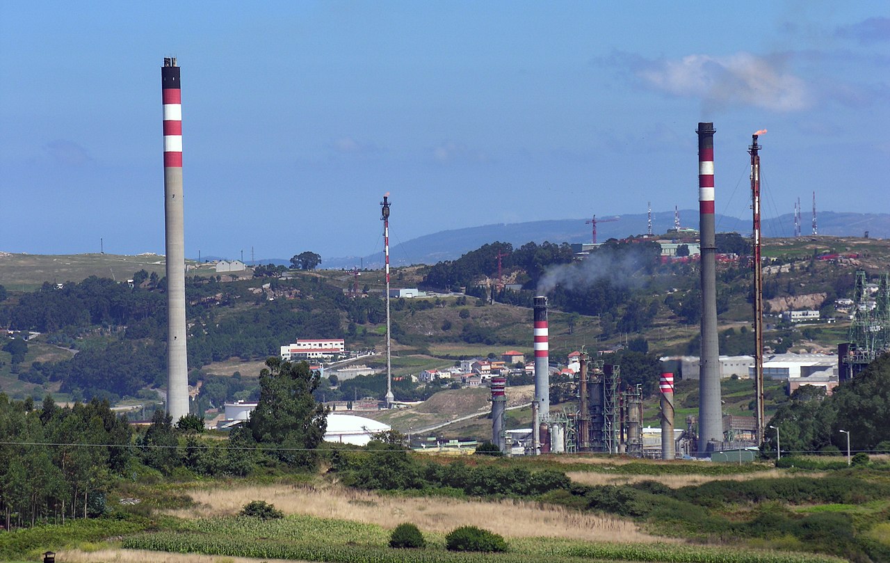 Refinería en La Coruña, Galicia, España.