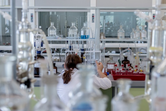 Un laboratorio y científica