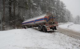 Accidente de un camión cisterna en la nieve