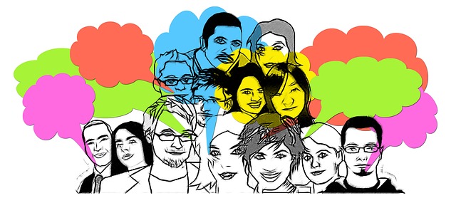 Grupo diverso de personas hablando