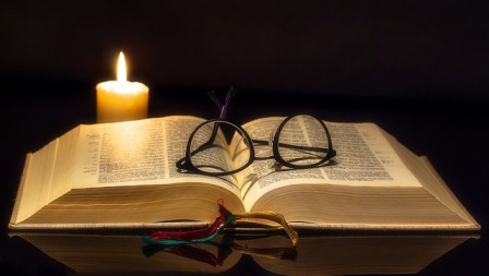 Libro, gafas y vela