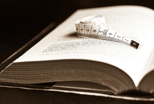 Libro; cinta métrica