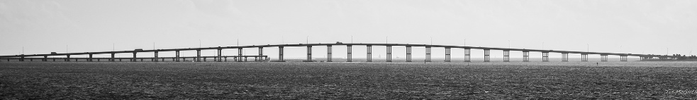 Puente elevado sobre el mar