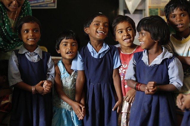 Niños riendo
