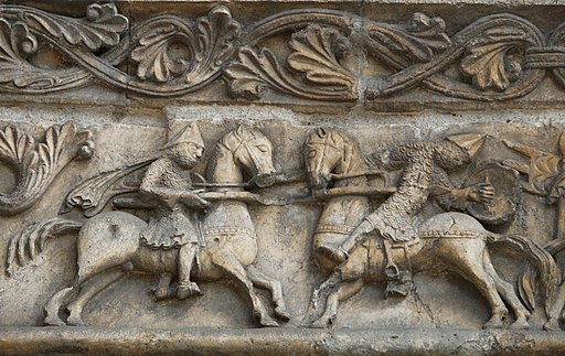 Detalle de la catedral de Angouleme, con dos caballeros medievales luchando a caballo