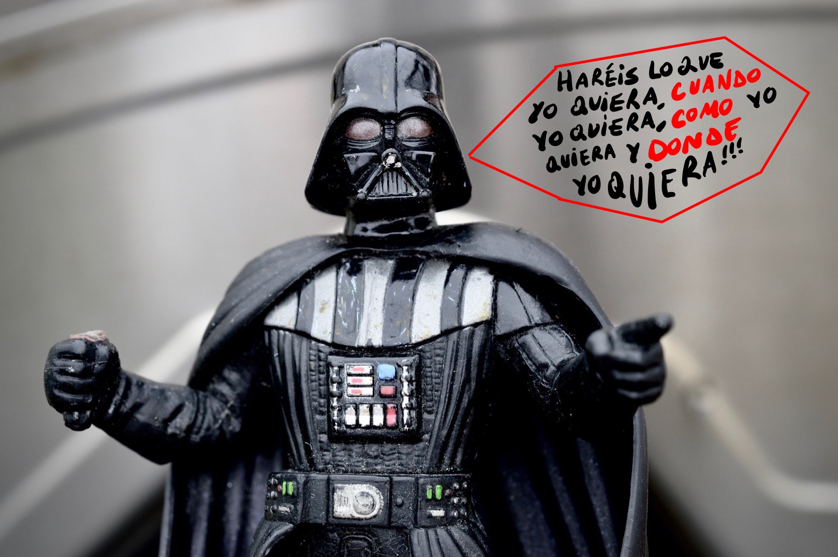 Darth Vader apunta hacia nosotros en actitud subordinante y nos amenaza con una oración compuesta llena de subordinadas: "¡Haréis lo que yo quiera, como yo quiera, cuando yo quiera y donde yo quiera!"