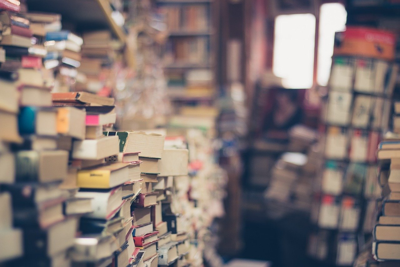 Libros apilados en una biblioteca