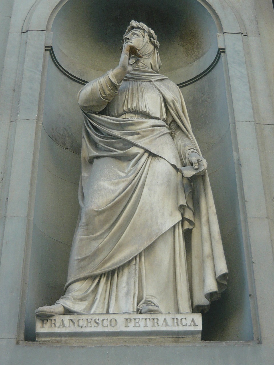 Escultura de Francesco Petrarca