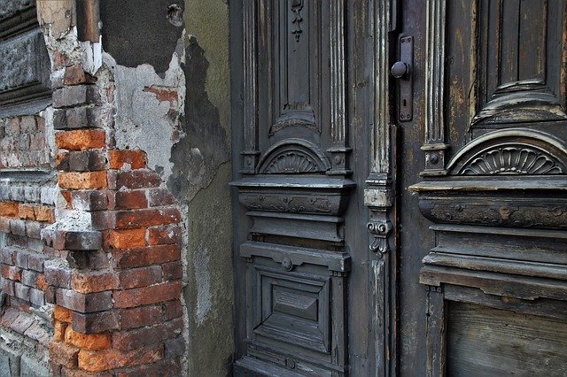 Puerta antigua cerrada