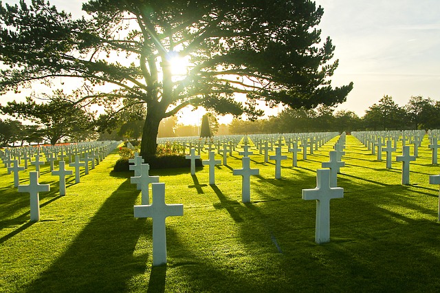 Cementerio militar de cruces idénticas "yuxtapuestas"