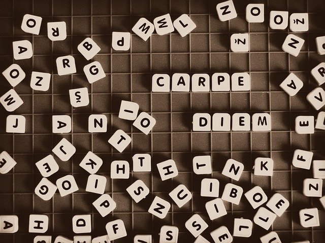 Carpe diem escrito sobre juego de letras