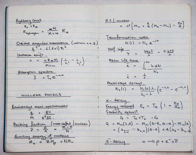 Cuaderno lleno de fórmulas de física