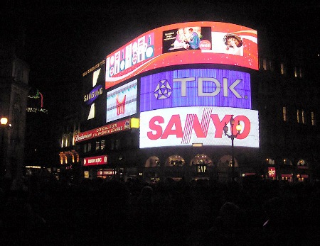 Vista nocturna de Picadilly Circus con publicidad