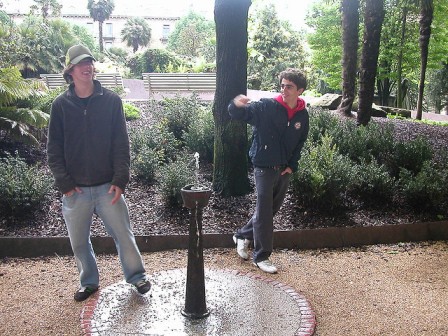 Jóvenes en un parque