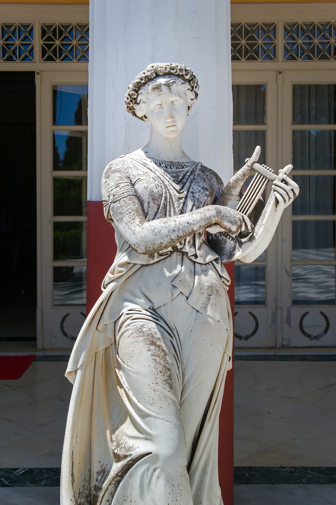 Estatua de una mujer tocando la lira 