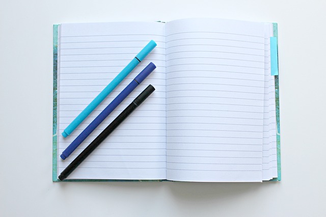 Cuaderno de notas con tres rotuladores: las tres propiedades de un texto