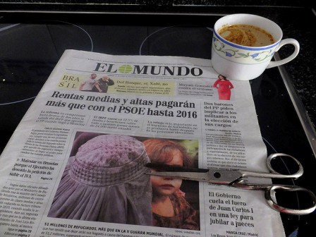 Periódico en la mesa del desayuno