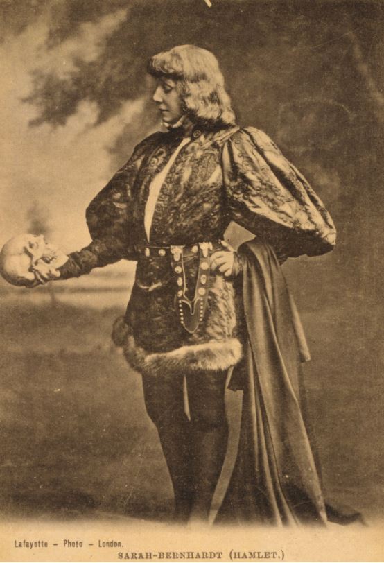 Sarah Bernhardt interpretando "Hamlet" con un cráneo en la mano