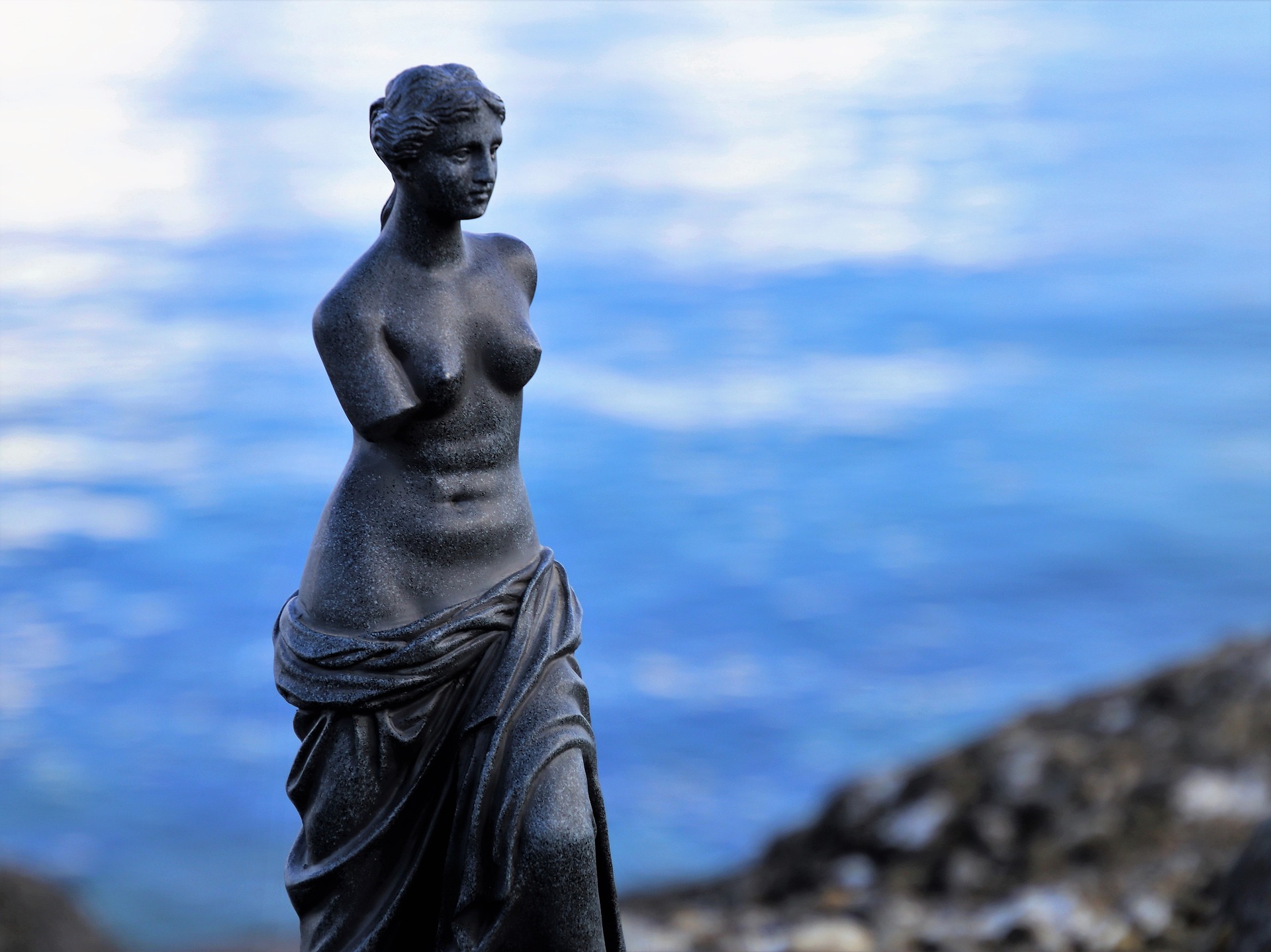 Estatua de una Venus semidesnuda, sin brazos
