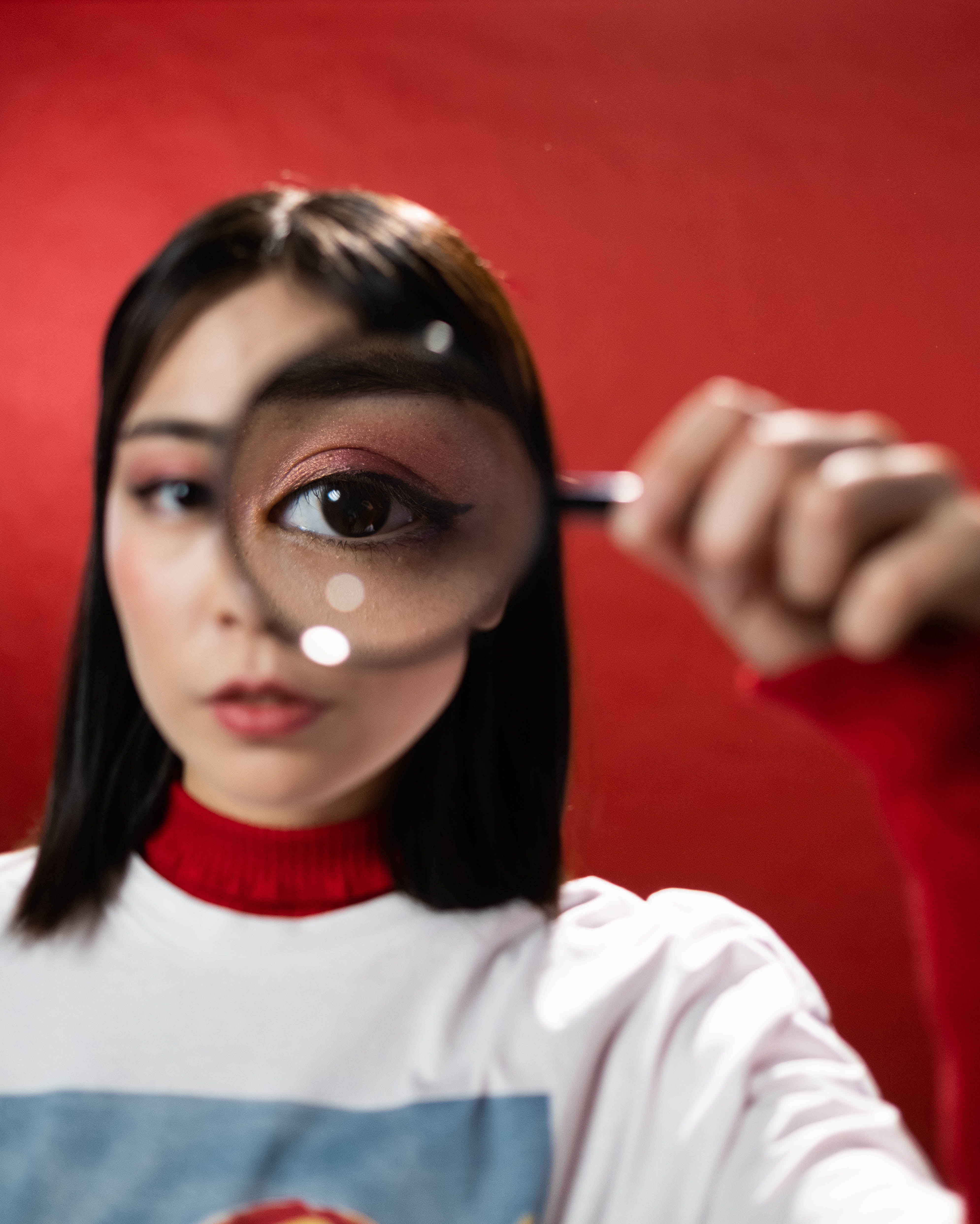 Persona mujer mano lente Que vemos?