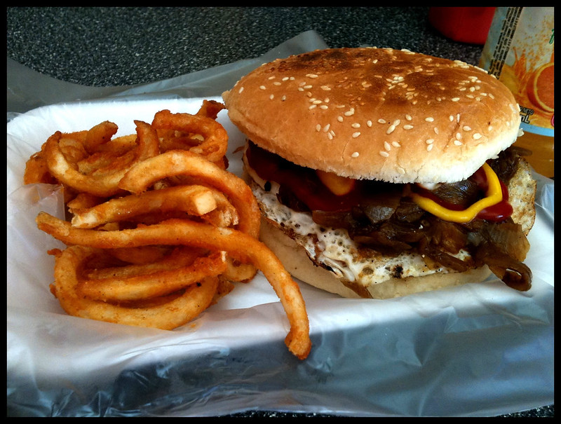 Fotografía de Haburguesa con tocino y patatas fritas