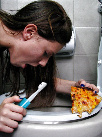 Fotografía de joven comiendo y devolviendo.